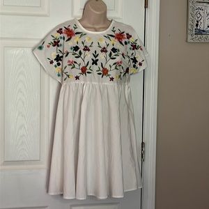 White flutter sleeve mini dress/tunic w v back that can tie up embroidered